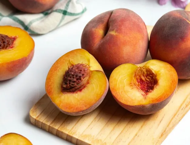 Fraises, framboises, groseilles, pêches en vente à la ferme La Maison Marchand, à Vineuil, en Sologne (41)